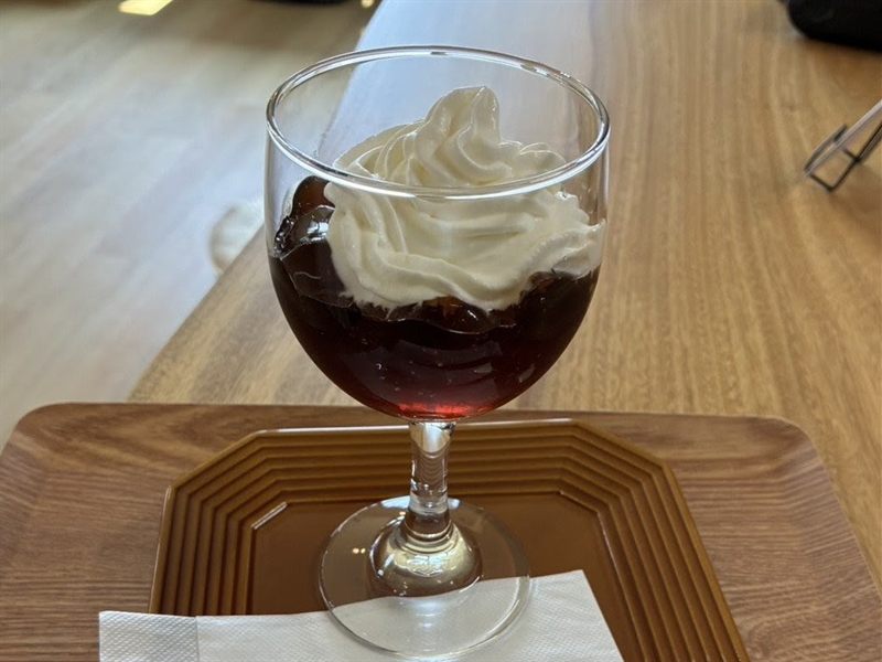 生クリームをのせたコーヒーゼリー
